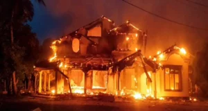 श्रीलंका में बेकाबू हुई हिंसा, प्रदर्शनकारियों ने राजपक्षे का घर फूंका; सांसद ने कर ली खुदकुशी