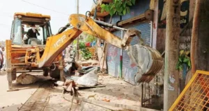 निशाने पर गौ तस्कर – अतिक्रमण पर चला प्रशासन का बुलडोजर