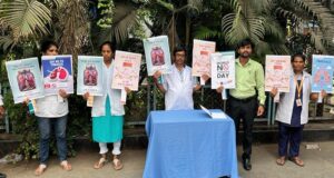 बोरीवली रेलवे स्टेशन पर मुंबईवासियों ने ली धूम्रपान छोड़ने की शपथ