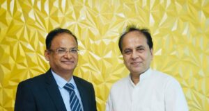 हार्दिक हुंडिया के हाथों से चार्टेड अकाउंटेंट श्री उत्तम प्रकाश अग्रवाल स्टार अमृत सम्मान से सम्मानित