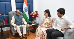 संसद तक पहुंचा नवनीत राणा की अरेस्ट का मामला, 23 को लोकसभा की विशेषाधिकार समिति के सामने होगी पेशी , निर्दलीय सांसद नवनीत राणा फिलहाल बेल पर हैं।