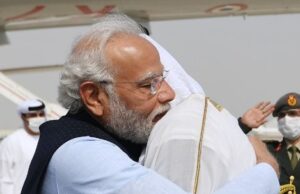 अबू धाबी में पीएम मोदी से गर्मजोशी से मिले UAE के राष्ट्रपति