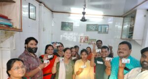 द्वारकामाई चैरिटी संस्था के पदाधिकारियों को दिया गया मेडिक्लेम कार्ड