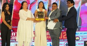 एक्ट्रेस मंदाकिनी के हाथों आईसीसीए अवॉर्ड से सम्मानित हुईं सवाई माधोपुर की बेटी बचाओ बेटी पढ़ाओ की ब्रांड एंबेसडर सीमा मीणा