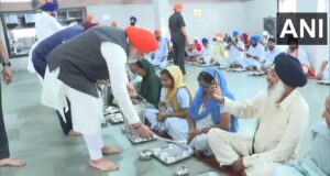 पटना साहिब गुरुद्वारे में पीएम मोदी ने खुद बेली रोटी, लंगर में परोसा भोजन