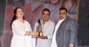 इश्कबाज, नागिन टीशो के डीओपी राजू गौली को मंदाकिनी ने दादा साहब फाल्के इंडियन टेलीविजन अवॉर्ड से किया सम्मानित