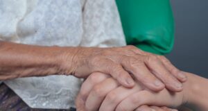 क्यों बढ़ रही है बुजुर्गों की उपेक्षा*