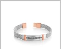 प्लेटिनम ज्वेलरी में स्लीक चेन से लेकर बोल्ड रिस्टवियर और स्टेटमेंट रिंग्स शामिल