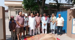 मृत गाय लेकर पशु चिकित्सालय के गेट पर किया प्रदर्शन