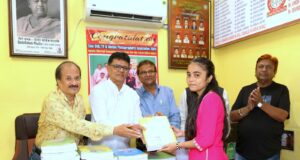 सिने स्टील, टीवी एंड मोशन फोटोग्राफर्स असोसिएशन के मेंबर्स के स्कूली बच्चों को आशफाक खोपेकर के हाथों नोटबुक वितरण