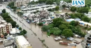 गुजरात के वडोदरा में भीषण बाढ़