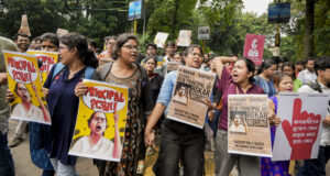 राष्ट्रपति की चिंता,ममता की धमकी और बंगाल में लाठीचार्ज