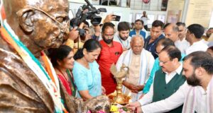 राष्ट्रपिता महात्मा गांधी की जयंती पर केवीआईसी ने देश भर के लाखों खादी कारीगरों को दी खुशियों की सौगात