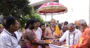 गोध्वज स्थापना भारत यात्रा – पादुका पूजन के लिए विशेष आमंत्रण पर राघव चड्ढा के आवास पर पहुंचे.शंकराचार्य