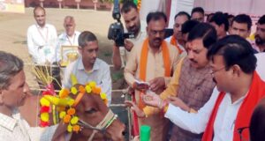 मुख्यमंत्री डॉ. यादव ने महेश्वर की गौ-शाला में किया गौ-पूजन