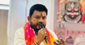 गरबा पंडाल में आने वाले हर व्यक्ति को गौमूत्र पिलाया जाए.