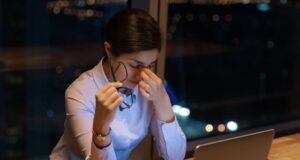 मोबाइल और कम्प्यूटर का कहर आँखों पर*