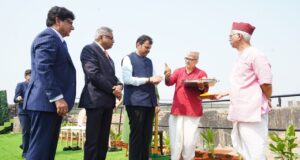 मुख्यमंत्री देवेंद्र फडणवीस और टाटा सन्स के चेयरमैन एन चंद्रशेखरन की उपस्थिति में ताज बैंडस्टैंड का भूमि पूजन संपन्न