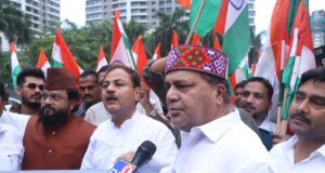 वर्सोवा विधानसभा में निकली तिरंगा यात्रा के दौरान रामकुमार पाल द्वारा पाकिस्तान के प्रधानमंत्री के पुतले की जूते चप्पल से पिटाई