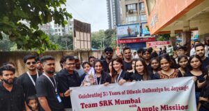 शाहरुख खान के फैंस ने मराठा मंदिर सिनेमाहॉल में डीडीएलजे फिल्म के 30 वर्ष पूर्ण होने पर किया सेलिब्रेट