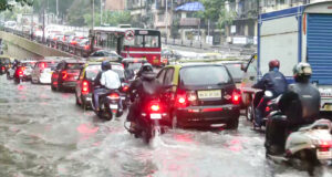 मुंबई में भारी बारिश से जनजीवन अस्त-व्यस्त