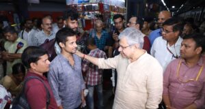 केंद्रीय रेल मंत्री अश्विनी वैष्णव ने नई दिल्ली रेलवे स्टेशन पर यात्रियों के लिए जमीनी स्तर पर व्यवस्था का आकलन किया