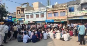 गांव में चोरी की वारदात के दौरान एक गाय को मार डालने को लेकर हंगामा