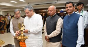 अश्विनी वैष्णव ने भगवान बिरसा मुंडा को पुष्पांजलि अर्पित की