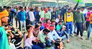 गौ-तस्करों को पकड़ने वाले युवाओं पर एफआइआर दर्ज होने से फूटा जनाक्रोश