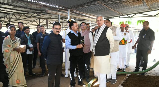 महाराष्ट्र और गुजरात के राज्यपाल आचार्य देवव्रत ने नागपुर में गौ विज्ञान अनुसंधान केंद्र का दौरा किया