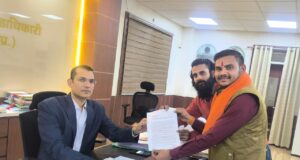 गौवंश की समस्याओं को लेकर रुद्रप्रताप सिंह ने जिलाधिकारी से की भेंट